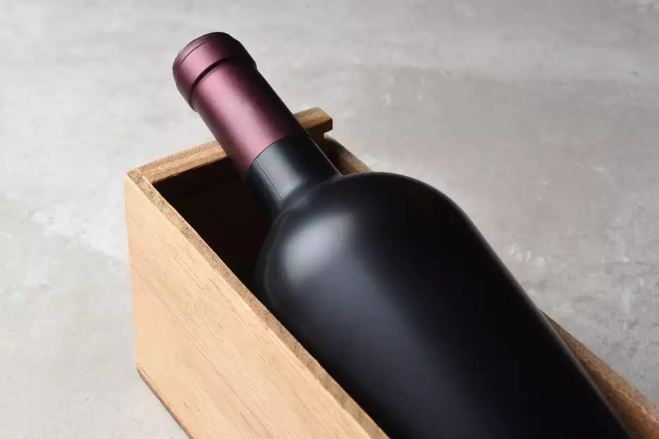 Weinflasche liegt in einer Holzbox